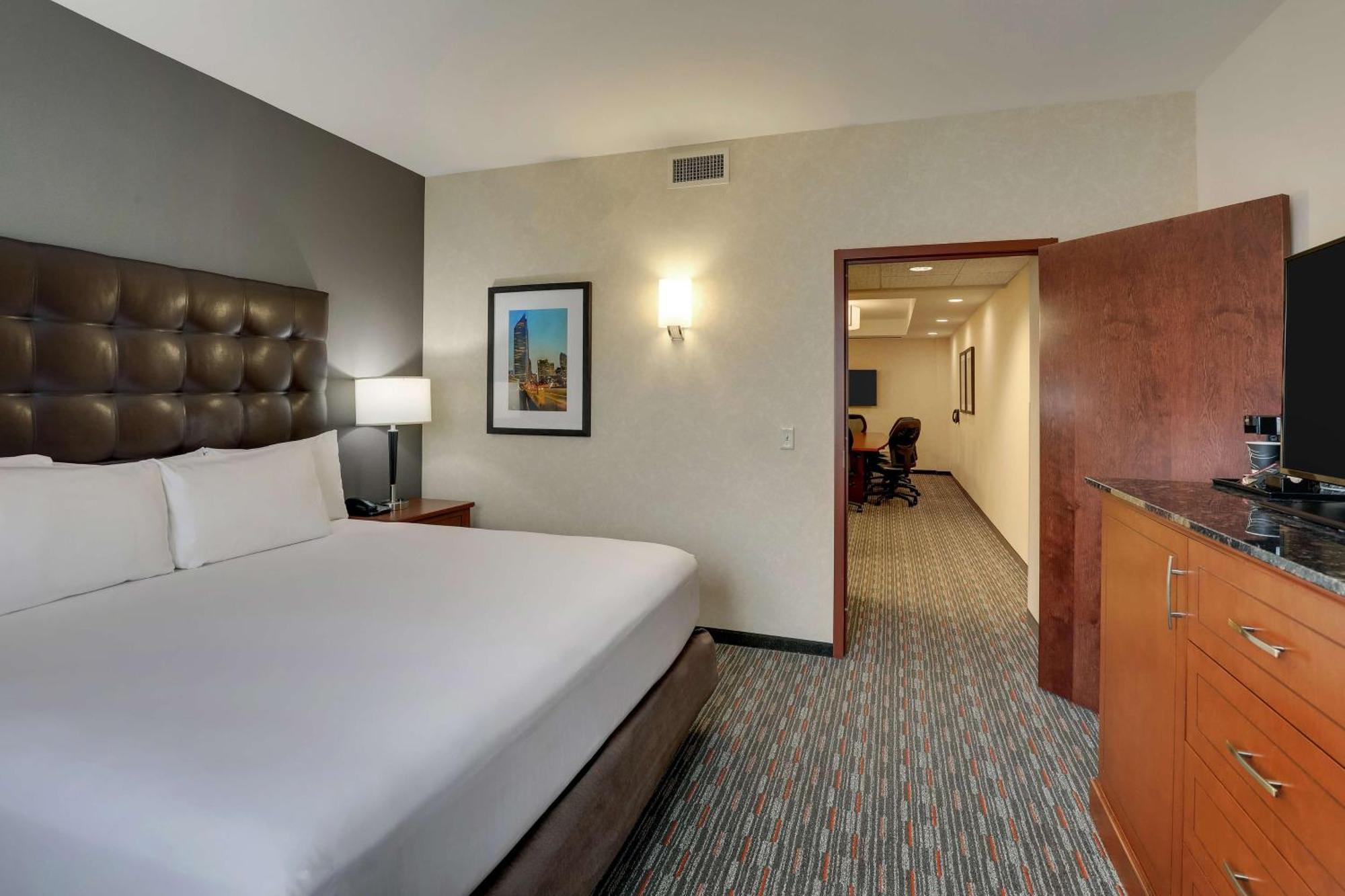 Drury Inn & Suites Charlotte Arrowood Exterior photo